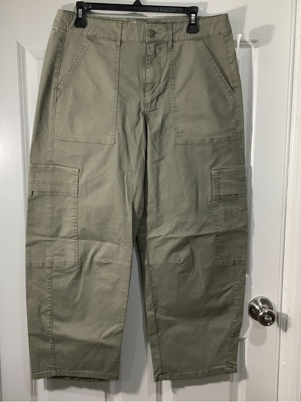Universal Thread women’s Cargo Pants in Olive wide leg.  Size  12 NWT